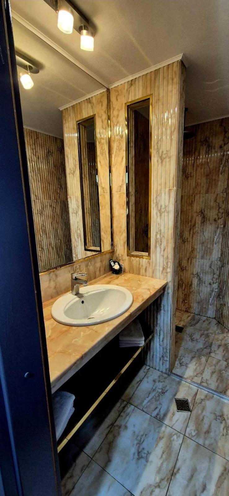 Hostel Orhideea Buzau Luaran gambar